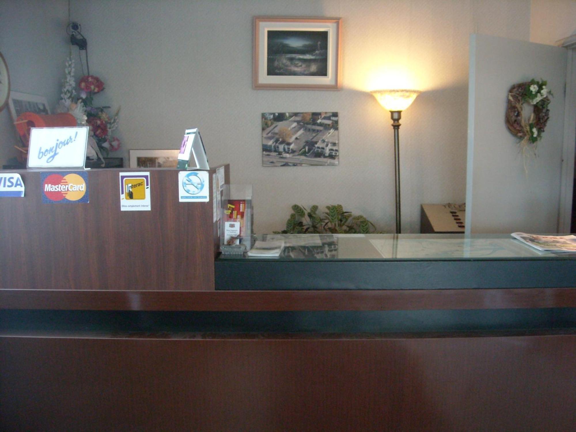 Motel Seigneurie De Vaudreuil Buitenkant foto